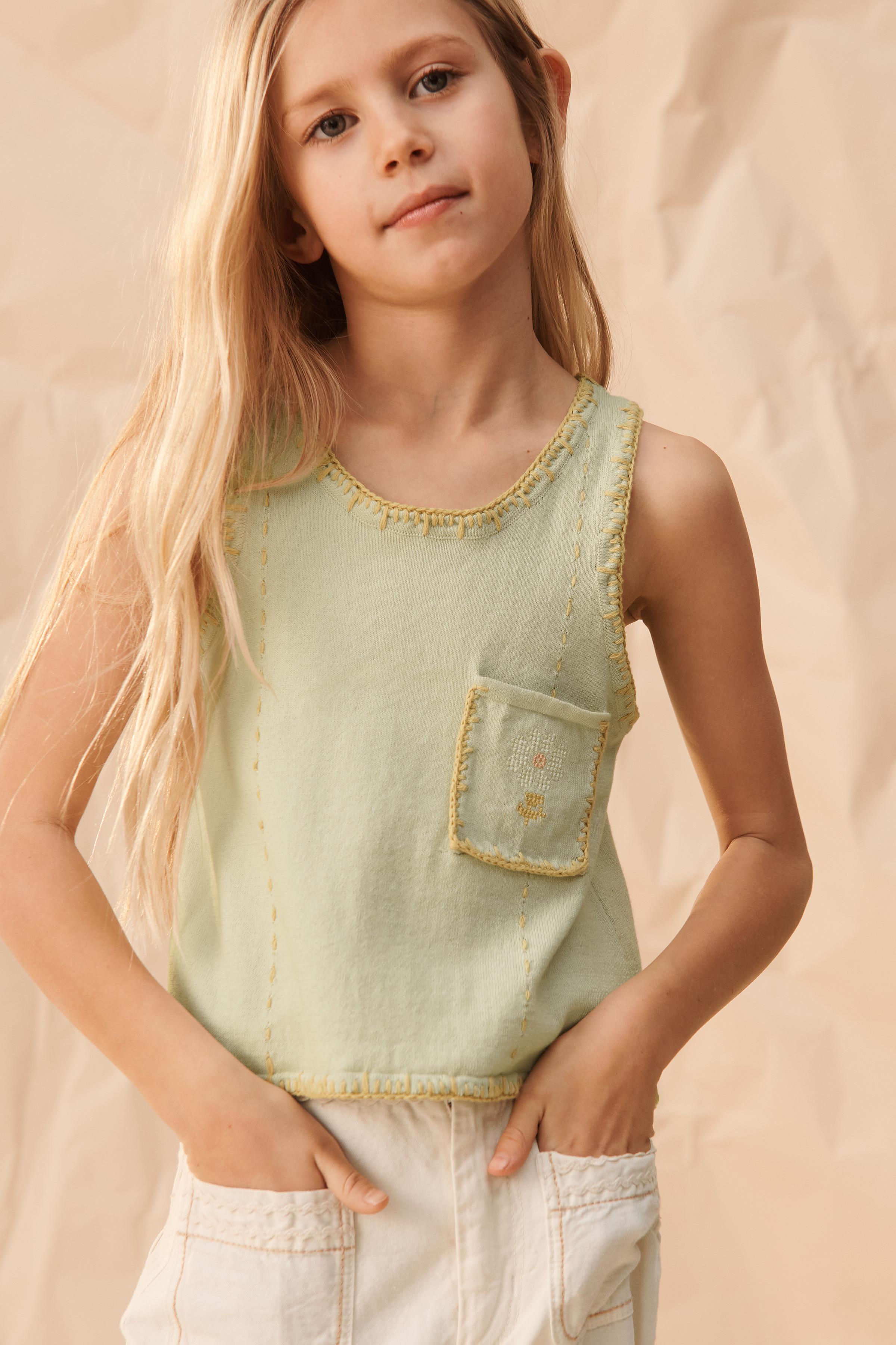TOP EN MAILLE BRODERIES CONTRASTE ÉDITION LIMITÉE